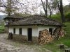 Етъра: Къщичка с нацепени дърва за зимата